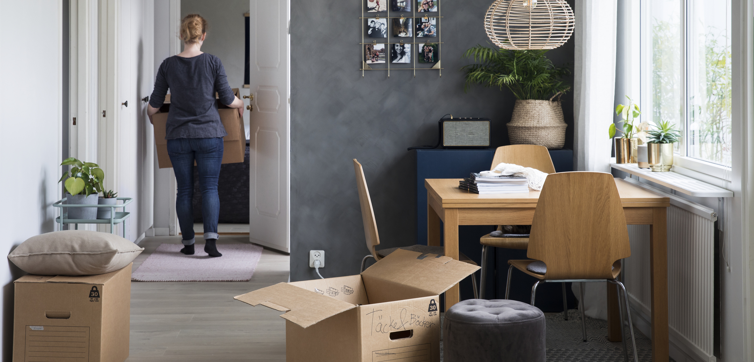 Kvinna packar upp efter flytt Flytta in och ut ur lägenheten
