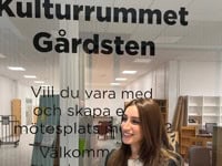 Noor Hanna kulturvärd på bild utanför Kulturrummet Gårdsten i Gårdsten centrum