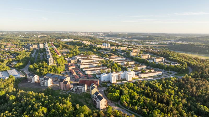 Flygbild över hela Gårdsten med alla hus och grönska