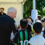 GAIS ledare Mikael Lindström instruerar barnen gällande dagens fotbollsturnering