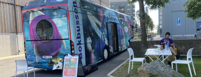 Bokbussen i Gårdsten centrum