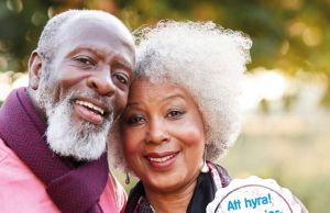 Äldre par som symboliserar vårt nya seniorboende på Saffransgatan 100