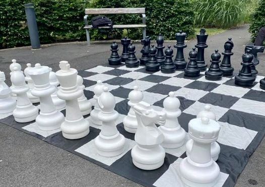 Stort schackspel placerat mellan Muskotgatan 10 och Gårdstensskolan.